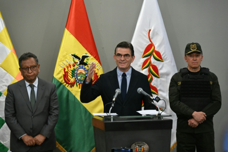 Le président bolivien Rodrigo Paz (C) donne une conférence de presse à La Paz, aux côtés du commandant général de la police bolivienne, Mirco Sokol (D), et du ministre de l'Intérieur, Marco Antonio Oviedo, après l'arrestation du trafiquant de drogue uruguayen Sebastian Marset, le 13 mars 2026 ( AFP / AIZAR RALDES )