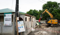 Un engin démantèle un bâtiment dans un quartier des Abymes en Guadeloupe qui doit être reconstruit, le 9 avril 2025 ( AFP / Carla Bernhardt )