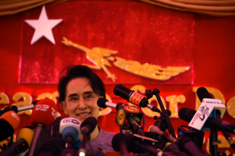 La leader de l'opposition birmane Aung San Suu Kyi s'exprime lors d'une conférence de presse à Rangoun le 5 novembre 2015 ( AFP / ROMEO GACAD )