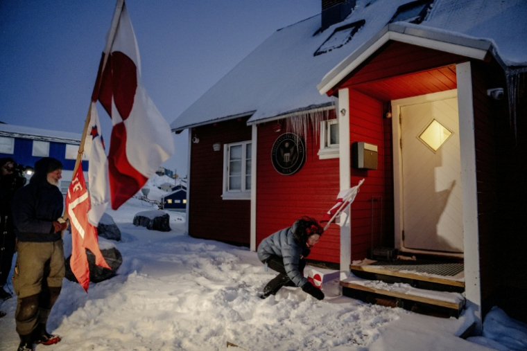 Des manifestants avec le drapeau du Danemark et celui du Groenland devant le consulat américain à Nuuk, au Groenland, le 20 janvier 2026 ( Ritzau Scanpix / Mads Claus Rasmussen )