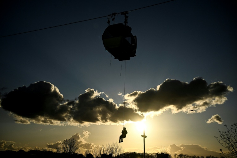 Des pompiers s'entraînent à évacuer des passagers du C1, le premier téléphérique d’Île-de-France, le 20 novembre 2025 à Limeil-Brévannes, dans le Val-de-Marne, avant son ouverture en décembre  ( AFP / JULIEN DE ROSA )