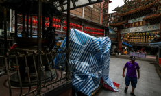 Des statues du temple Dianji à Keelung (nord de Taïwan) ont été recouvertes pour les protéger du typhon à le 10 juillet 2026 ( AFP / I-Hwa Cheng )