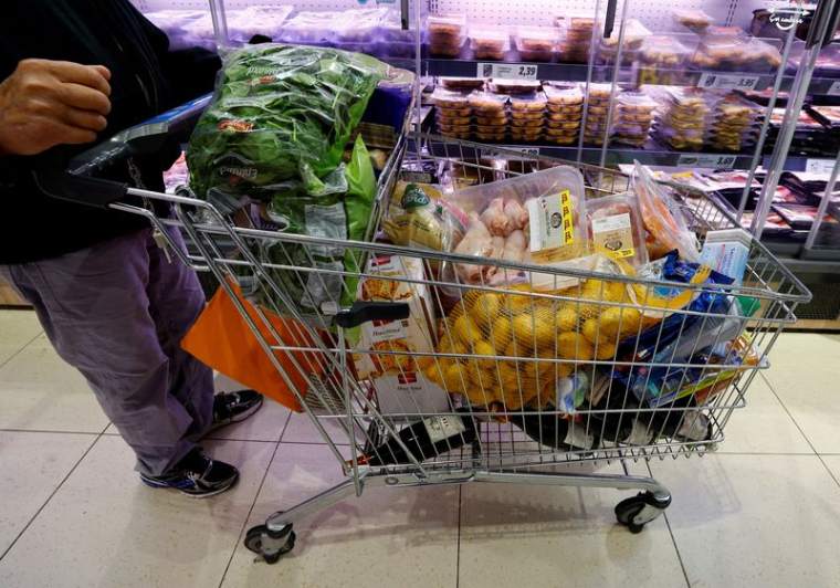 Photo des clients qui font leurs courses dans un supermarché Lidl près de Nice
