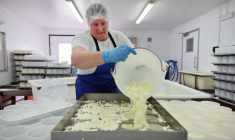 Une salariée de la Hampshire Cheese Company à Basingstoke, au Royaume-Uni, le 14 mars 2023.  ( AFP / ADRIAN DENNIS )