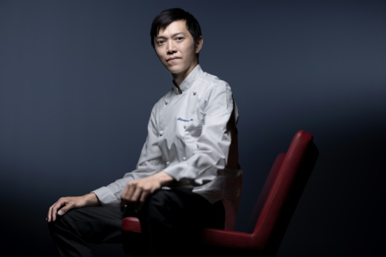 Le chef japonais Shintaro Awa, à Paris le 26 juin 2025 ( AFP / JOEL SAGET )