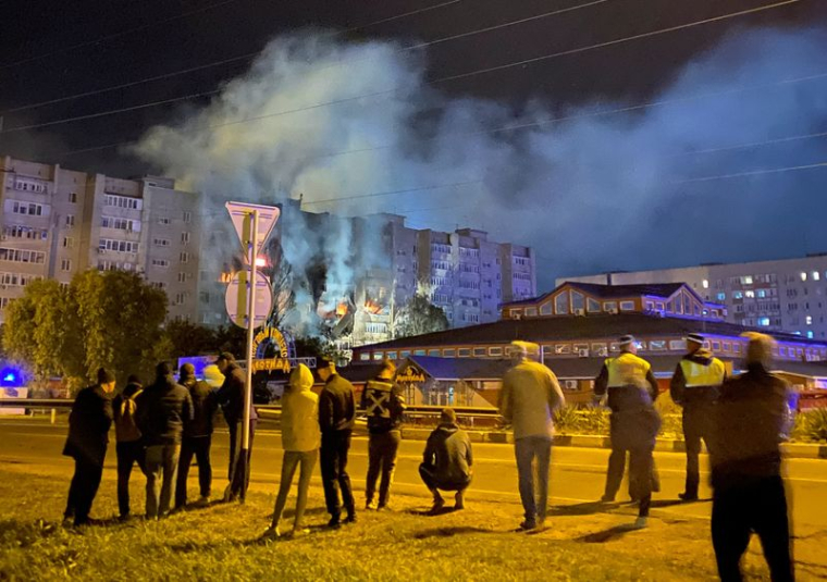 Le site d'un accident d'avion sur un immeuble résidentiel à Ieïsk, en Russie