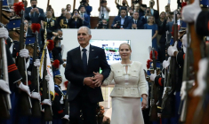 Photo diffusée par le Congrès hondurien montrant le président élu du Honduras, Nasry Asfura, et son épouse, Lissette del Cid Fernandez, à leur arrivée à la cérémonie d'investiture à Tegucigalpa, le 27 janvier 2026 ( Congrès hondurien / Handout )