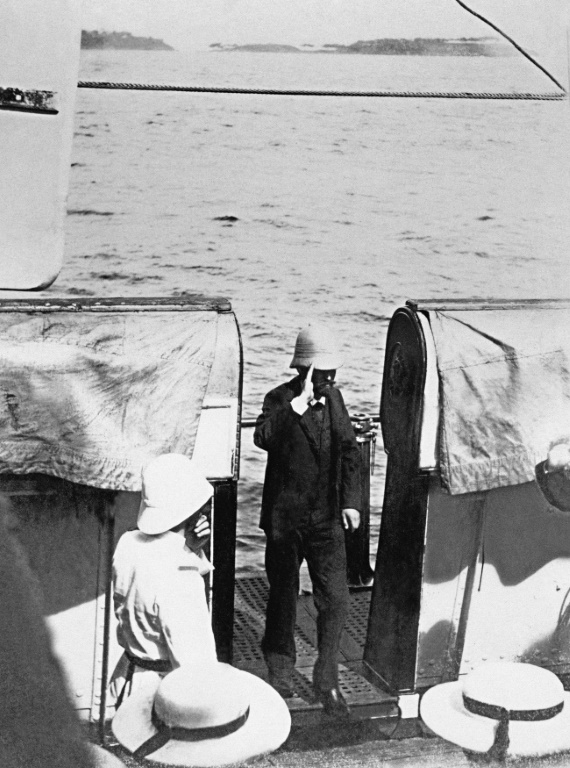 Le capitaine Alfred Dreyfus embarque à bord du croiseur "Sfax" en juin 1899 à son départ de l'île du Diable en Guyane française, où il purgeait une condamnation à perpétuité depuis quatre ans ( AFP / )