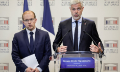 Le président du groupe parlementaire Droite Républicaine Laurent Wauquiez (droite) et le député  Thibault Bazin tiennent une conférence de presse sur les propositions budgétaires 2026 du Premier ministre, à l'Assemblée nationale à Paris le 16 juillet 2025 ( AFP / STEPHANE DE SAKUTIN )