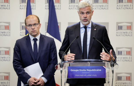 Le président du groupe parlementaire Droite Républicaine Laurent Wauquiez (droite) et le député  Thibault Bazin tiennent une conférence de presse sur les propositions budgétaires 2026 du Premier ministre, à l'Assemblée nationale à Paris le 16 juillet 2025 ( AFP / STEPHANE DE SAKUTIN )