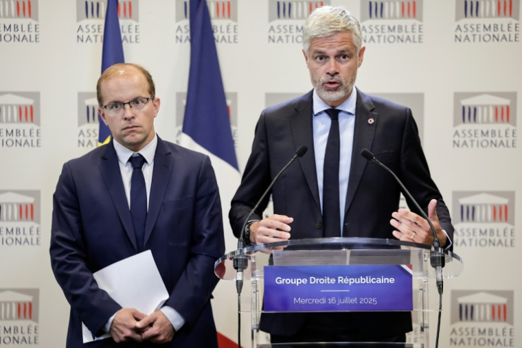 Le président du groupe parlementaire Droite Républicaine Laurent Wauquiez (droite) et le député Thibault Bazin tiennent une conférence de presse sur les propositions budgétaires 2026 du Premier ministre, à l'Assemblée nationale à Paris le 16 juillet 2025 ( AFP / STEPHANE DE SAKUTIN )