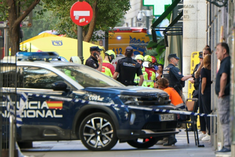 Des policiers et secouristes près du site d'un bâtiment effondré à Madrid, le 7 octobre 2025 en EspagneSpanish emergency services scrambled to a building collapse in Madrid's touristic city centre on Tuesday with local media reporting several people missing. Emergency services said on X that firefighters were working at the scene of a building undergoing refurbishment near the Spanish capital's opera. ( AFP / Thomas COEX )