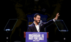 Le candidat démocrate au Sénat américain Abdul El-Sayed salue ses soutiens lors de la soirée électorale pour les primaires à Detroit, dans le Michigan, le 4 août 2026 ( AFP / JEFF KOWALSKY )