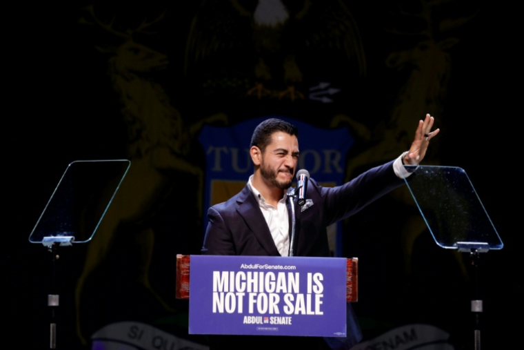 Le candidat démocrate au Sénat américain Abdul El-Sayed salue ses soutiens lors de la soirée électorale pour les primaires à Detroit, dans le Michigan, le 4 août 2026 ( AFP / JEFF KOWALSKY )