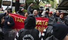 Des manifestants scandent des slogans lors d'un rassemblement organisé à Istanbul, à l'occasion de la Fête du Travail, le 1er mai 2026 en Turquie ( AFP / BERK OZKAN )