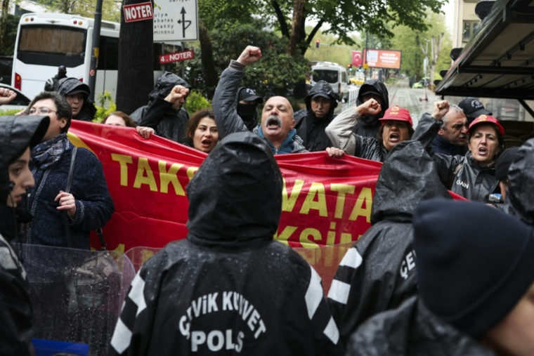 Des manifestants scandent des slogans lors d'un rassemblement organisé à Istanbul, à l'occasion de la Fête du Travail, le 1er mai 2026 en Turquie ( AFP / BERK OZKAN )