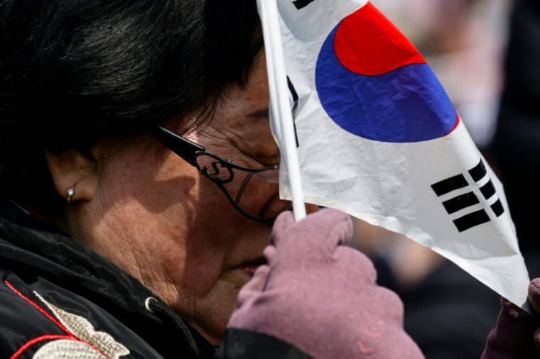 Une partisane du président sud-coréen Yoon Suk Yeol réagit à l'annonce de sa destitution par la Cour constitutionnelle sud-coréenne, le 4 avril 2025 à Séoul ( AFP / ANTHONY WALLACE )