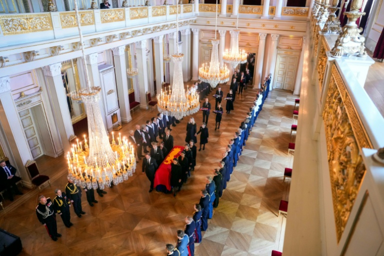 Le cercueil du roi Harald V de Norvège est transporté du Salon rouge à la chapelle du Palais, à Oslo, le 31 août 2026, par des membres de la famille royale ( NTB / Javad Parsa )