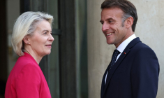 Ursula von der Leyen et Emmanuel Macron à Paris, le 22 juillet 2026. ( AFP / SIMON WOHLFAHRT )