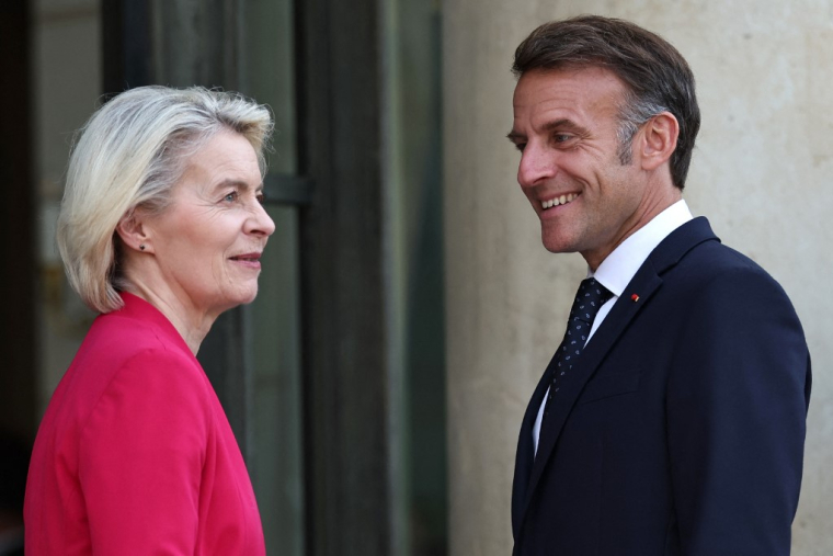 Ursula von der Leyen et Emmanuel Macron à Paris, le 22 juillet 2026. ( AFP / SIMON WOHLFAHRT )