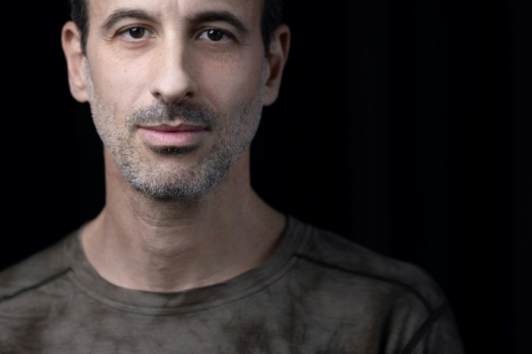 Le chorégraphe Hofesh Shechter pose le 27 mai 2025 à l'Opéra Bastille à Paris ( AFP / JOEL SAGET )