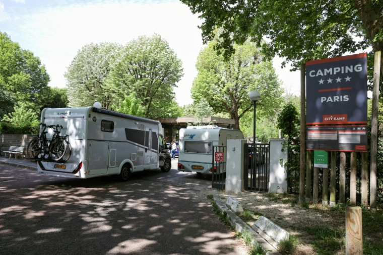 Des estivants arrivent en caravane ou camping-car au camping de Paris, dans le bois de Boulogne, le 31 juillet 2025 ( AFP / Thomas SAMSON )