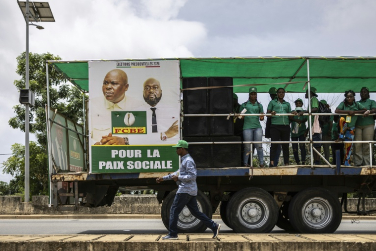 Caravane électorale portant une affiche de Paul Hounkpè, candidat à l'élection présidentielle du Bénin, et de Judicaël Hounwanou, candidat à la vice-présidence, membres du parti Force Cauris pour un Bénin émergent, sur la route de Ouidah (Bénin), le 8 avril 2026 ( AFP / OLYMPIA DE MAISMONT )