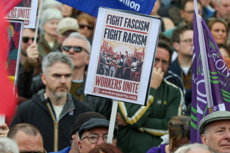 Des manifestants rassemblés à Belfast, pour protester contre le racisme et les émeutes anti-immigrés, le 13 juin 2026 en Irlande du Nord  ( AFP / Paul Faith )