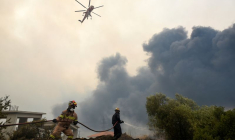 GRÈCE: DES MILLIERS DE PERSONNES FUIENT LES INCENDIES, LA CANICULE PERDURE