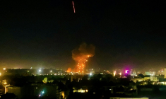 Un panache de fumée et des flammes s'élèvent après une frappe aérienne à Kaboul, le 16 mars 2026 ( AFP / STRINGER )