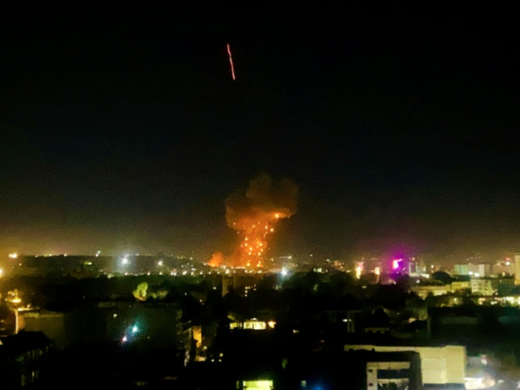 Un panache de fumée et des flammes s'élèvent après une frappe aérienne à Kaboul, le 16 mars 2026 ( AFP / STRINGER )