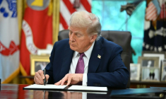 Le président américain Donald Trump signe un décret, le 5 septembre 2025 à la Maison Blanche ( AFP / Mandel NGAN )