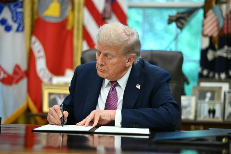 Le président américain Donald Trump signe un décret, le 5 septembre 2025 à la Maison Blanche ( AFP / Mandel NGAN )