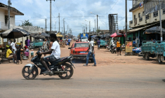 Une rue de Dabou, à l'ouest d'Abidjan, le 16 octobre 2025 en Côte d'Ivoire ( AFP / Sia KAMBOU )