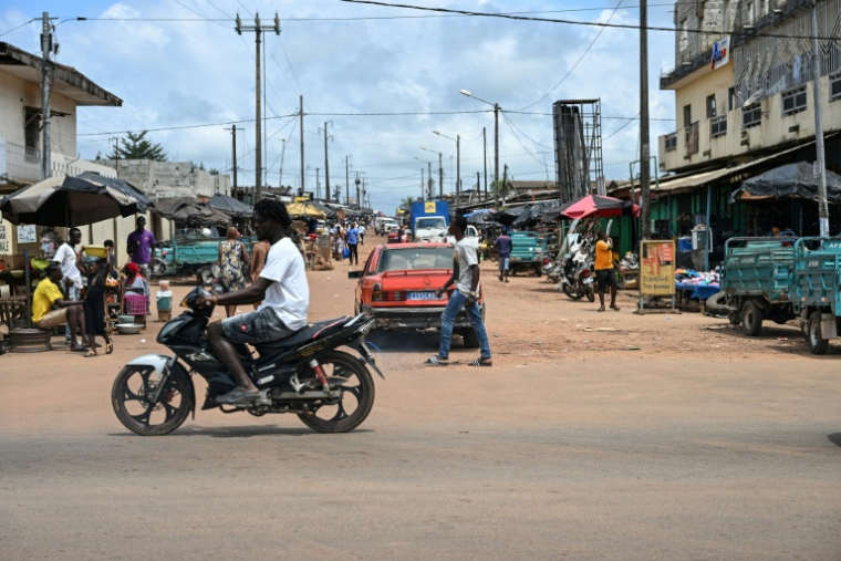 Une rue de Dabou, à l'ouest d'Abidjan, le 16 octobre 2025 en Côte d'Ivoire ( AFP / Sia KAMBOU )