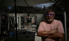 Yves Brugieregarde devant sa maison détruite par le mégafeu de juillet, le 13 août 2026 au Porge, en Gironde ( AFP / Philippe LOPEZ )
