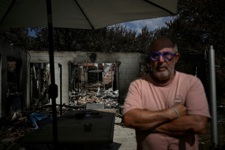 Yves Brugieregarde devant sa maison détruite par le mégafeu de juillet, le 13 août 2026 au Porge, en Gironde ( AFP / Philippe LOPEZ )