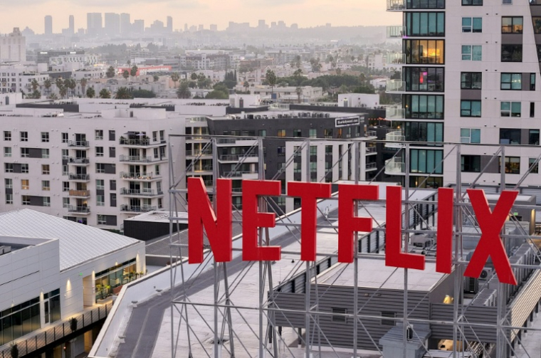 Enseigne Netflix sur le toit du siège du groupe le 7 octobre 2025 à Los Angeles. ( GETTY IMAGES NORTH AMERICA / MARIO TAMA )