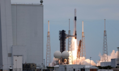 La fusée Falcon 9 de SpaceX, surmontée de la capsule Crew Dragon, décolle pour la mission SpaceX Crew-13 de la NASA depuis le Space Launch Complex 40 à Cap Canaveral, en Floride, le 1er octobre 2026 ( AFP / Marco Bello )