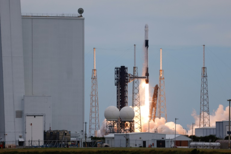 La fusée Falcon 9 de SpaceX, surmontée de la capsule Crew Dragon, décolle pour la mission SpaceX Crew-13 de la NASA depuis le Space Launch Complex 40 à Cap Canaveral, en Floride, le 1er octobre 2026 ( AFP / Marco Bello )