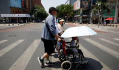 Des piétons lors d'une journée de canicule, à Pékin