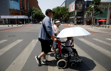 Des piétons lors d'une journée de canicule, à Pékin