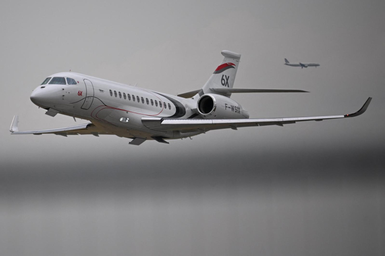 Le Falcon 6X, le 19 juin 2023 lors du Salon International de l'Aéronautique et de l'Espace (SIAE) de Paris-Le Bourget. ( AFP / EMMANUEL DUNAND )
