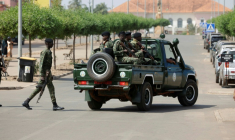 Des soldats armés patrouillent dans une rue près du palais présidentiel à Bissau, le 26 novembre 2025 en Guinée-Bissau ( AFP / Patrick MEINHARDT )