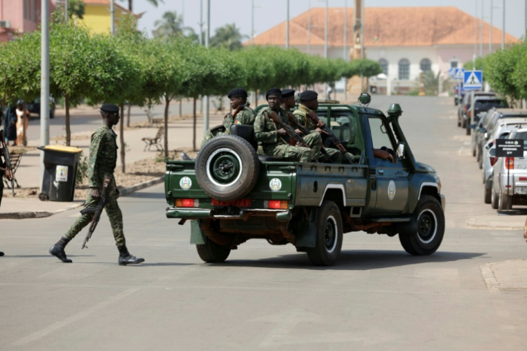 Des soldats armés patrouillent dans une rue près du palais présidentiel à Bissau, le 26 novembre 2025 en Guinée-Bissau ( AFP / Patrick MEINHARDT )