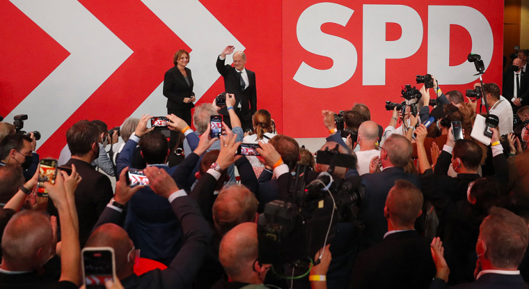 Le parti social-démocrate (SPD) a obtenu 25,7% des votes, contre 24,1% pour l'alliance CDU/CSU. (© AFP)