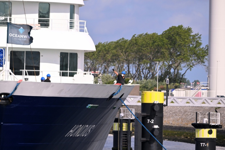Le navire de croisière MV Hondius, touché par un foyer d'hantavirus, accoste au port néerlandais de Rotterdam, le 18 mai 2026  ( AFP / JOHN THYS )
