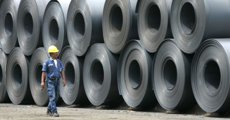 Un ouvrier près de bobines laminées à Cilegon, en Indonésie