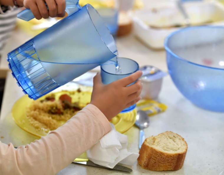 Une carafe d'eau et un gobelet en plastique pendant le déjeuner des enfants à la cantine d'une école de Bordeaux, le 13 septembre 2017 ( AFP / GEORGES GOBET )