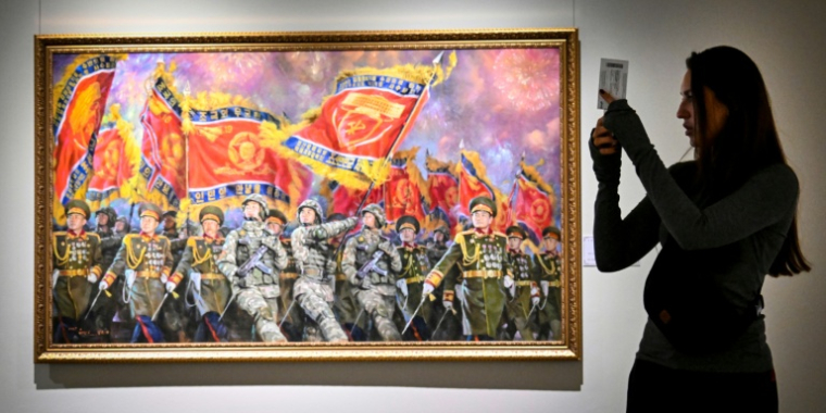 Exposition de peintures nord-coréennes au musée des arts décoratifs de Moscou, le 2 octobre 2025  ( AFP / Alexander NEMENOV )